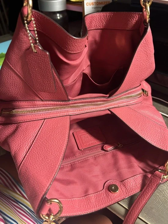 Coach Lexy shoulder bag in pink pebble leather, with a three-compartment design - Picture 5 of 5